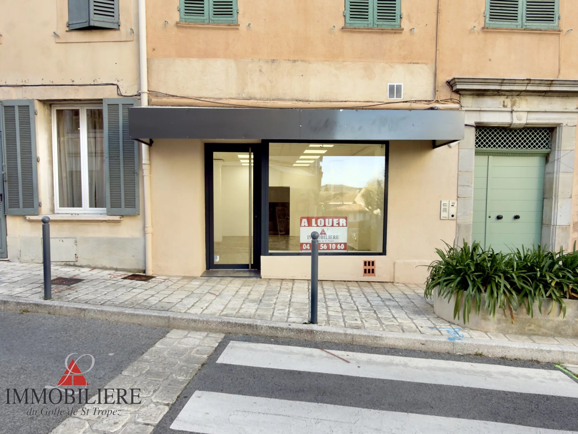 Local commercial à louer à Cogolin, 42,69 m² – photo 1 sur 8